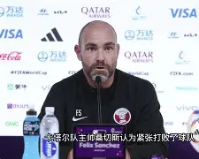 国安重伤倒地，阿贾克斯全队围拢祈祷，场面感人