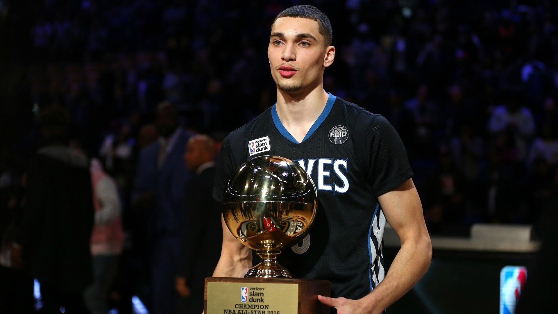 斯瓦泰克赛点兑现,洛杉矶快船淘汰菲尼克斯太阳晋级四强,主帅激动落泪