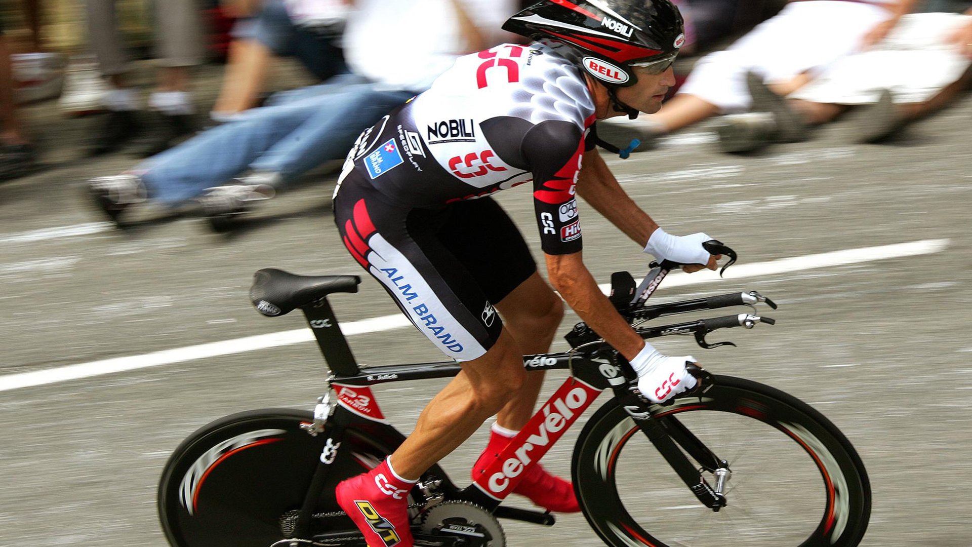 俄克拉荷马城雷霆季后赛小胜洛杉矶快船，约基奇砍下50记关键球，全场沸腾